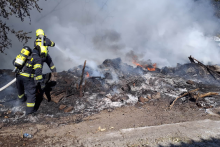 Hasiči aktu&aacute;lne zasahuj&uacute; pri požiari odpadu a vonkaj&scaron;ieho porastu na Starej Ivanskej ceste v Bratislave. FOTO: Facebook/Hasičsk&yacute; a z&aacute;chrann&yacute; zbor