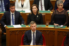 Maďarsk&yacute; premi&eacute;r P&eacute;ter Magyar m&aacute; probl&eacute;m. Vyrie&scaron;iť ho chce voľbou nov&eacute;ho prezidenta. FOTO: Reuters/B. Szabo