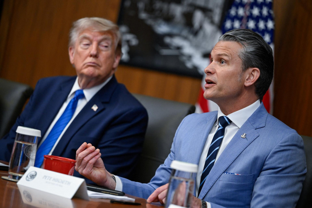 Americk&yacute; prezident Donald Trump a minister obrany Pete Hegseth. FOTO: Reuters