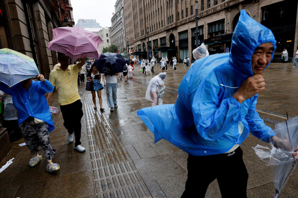 Tajf&uacute;n Dolphin zasiahol v&yacute;chod Č&iacute;ny. FOTO: Reuters