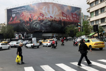 Ľudia prech&aacute;dzaj&uacute; okolo billboardu namieren&eacute;ho proti USA na ulici v Teher&aacute;ne. FOTO: Reuters