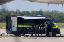 Policajti pracuj&uacute; v bl&iacute;zkosti n&aacute;kladn&eacute;ho lietadla Antonov, v bl&iacute;zkosti ktor&eacute;ho bol n&aacute;jden&yacute; dron, na letisku Lipsko/Halle. FOTO: Reuters