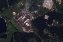 Ukrajina pokračuje v systematickom vyraďovan&iacute; skladov rusk&eacute;ho internetov&eacute;ho predajcu Wildberries, ktor&yacute; podľa Kyjevu dod&aacute;va ruskej arm&aacute;de vojensk&eacute; vybavenie. Satelitn&eacute; sn&iacute;mky potvrdzuj&uacute;, že rusk&aacute; obdoba Amazonu za mesiac pri&scaron;la o p&auml;tinu skladov&yacute;ch kapac&iacute;t. Prv&eacute; ukrajinsk&eacute; &uacute;dery pri&scaron;li 18. j&uacute;la, odvtedy Ukrajina podnikla desiatky ďal&scaron;&iacute;ch &uacute;tokov. &Scaron;kody sa podľa odhadov &scaron;plhaj&uacute; do stoviek mili&oacute;nov rubľov. Spoločnosť hľad&aacute; &uacute;točisko v Kazachstane. FOTO: Reuters