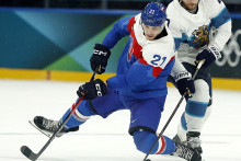 Slovensk&yacute; &uacute;točn&iacute;k Adam Ružička sa pok&uacute;&scaron;a odohrať puk v dueli s F&iacute;nskom. FOTO: Reuters