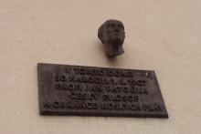 Pam&auml;tn&aacute; doska na rodnom dome česk&eacute;ho filozofa J&aacute;na Patočku v Turnove. Dnes na jeho mieste stoj&iacute; &scaron;peci&aacute;lna &scaron;kola. FOTO: Wikimedia commons