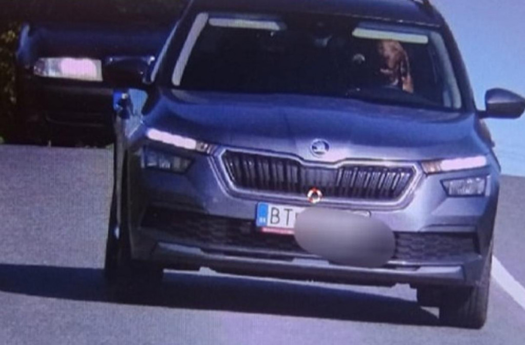 Pol&iacute;cia už &bdquo;nasn&iacute;mala&ldquo; dokonca aj tak&uacute; bizarnosť, akou je pes za volantom. Na kolen&aacute;ch vodiča.