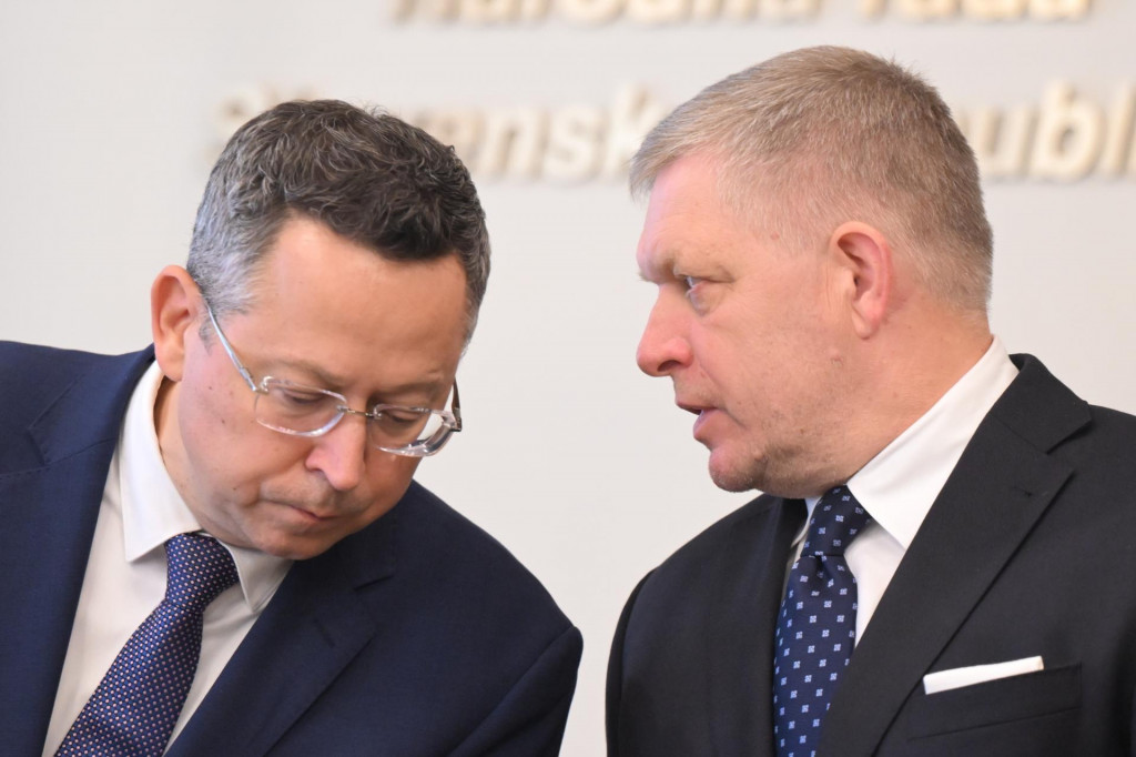 Minister financi&iacute; Ladislav Kamenick&yacute; a premi&eacute;r Robert Fico. FOTO: TASR/M. Baumann