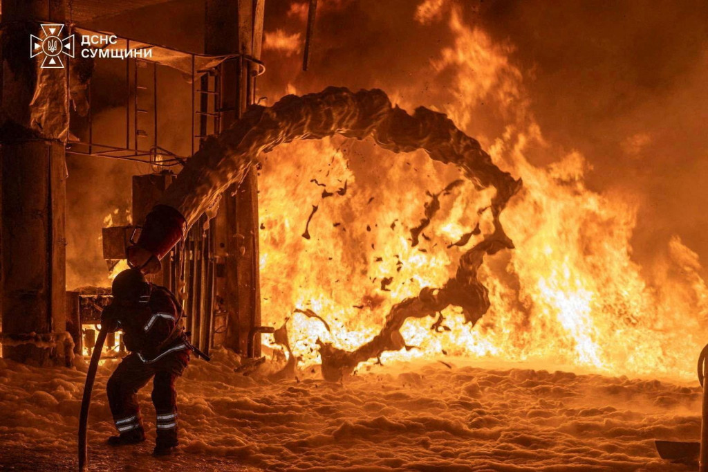 Hasič pracuje na mieste rusk&eacute;ho &uacute;toku na ukrajinsk&eacute; mesto Sumy na Ukrajine. FOTO: Reuters/Tlačov&aacute; služba &Scaron;t&aacute;tnej z&aacute;chrannej služby Ukrajiny