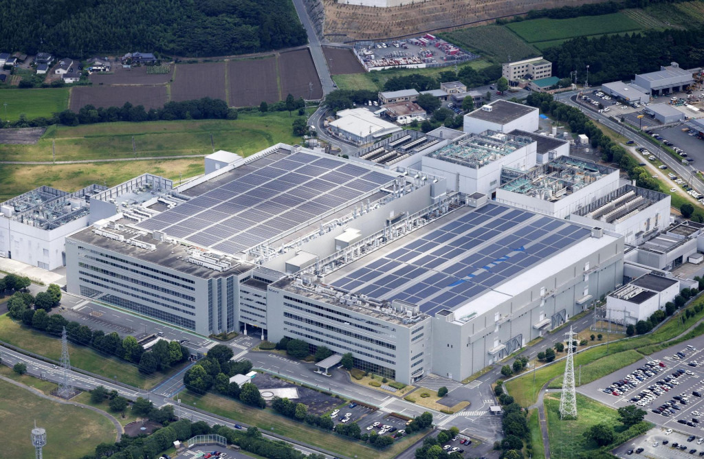 TSMC a polovodičov&aacute; div&iacute;zia Sony Semiconductor Solutions podľa zdroja poč&iacute;taj&uacute; s v&yacute;stavbou nov&yacute;ch v&yacute;robn&yacute;ch liniek a v&yacute;vojov&yacute;ch kapac&iacute;t v are&aacute;li existuj&uacute;cej tov&aacute;rne na obrazov&eacute; sn&iacute;mače v Kumamote na juhu Japonska. FOTO: REUTERS
