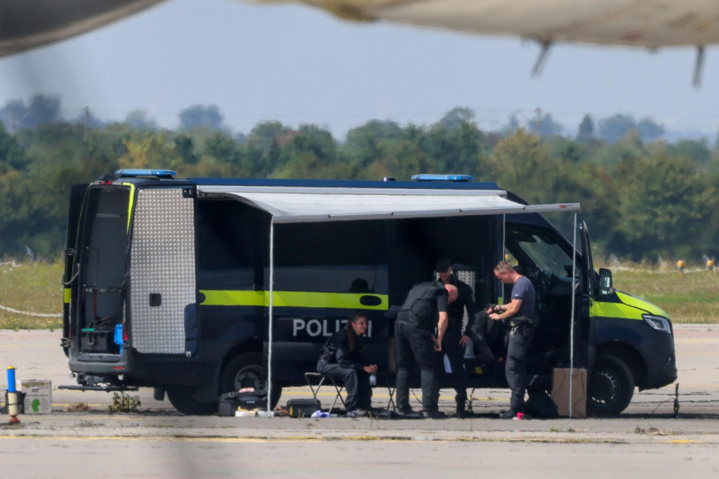Policajti pracuj&uacute; v bl&iacute;zkosti n&aacute;kladn&eacute;ho lietadla Antonov, v bl&iacute;zkosti ktor&eacute;ho bol n&aacute;jden&yacute; dron, na letisku Lipsko/Halle. FOTO: Reuters