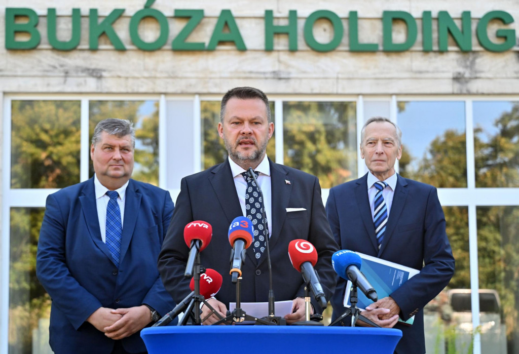 Zľava prim&aacute;tor mesta Vranov nad Topľou J&aacute;n Ragan, minister invest&iacute;ci&iacute; Samuel Migaľ a z&aacute;stupca investora J&aacute;n Figeľ pred budovou b&yacute;val&eacute;ho riaditeľstva z&aacute;vodu Buk&oacute;za v obci Hencovce. FOTO: TASR/Roman Hanc