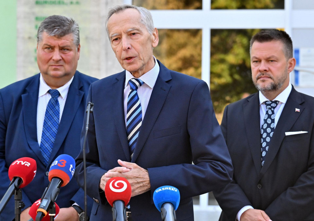 Zľava prim&aacute;tor mesta Vranov nad Topľou J&aacute;n Ragan, z&aacute;stupca investora J&aacute;n Figeľ a minister invest&iacute;ci&iacute;, region&aacute;lneho rozvoja a informatiz&aacute;cie (MIRRI) SR Samuel Migaľ (nez&aacute;visl&yacute;). FOTO: TASR/Roman Hanc