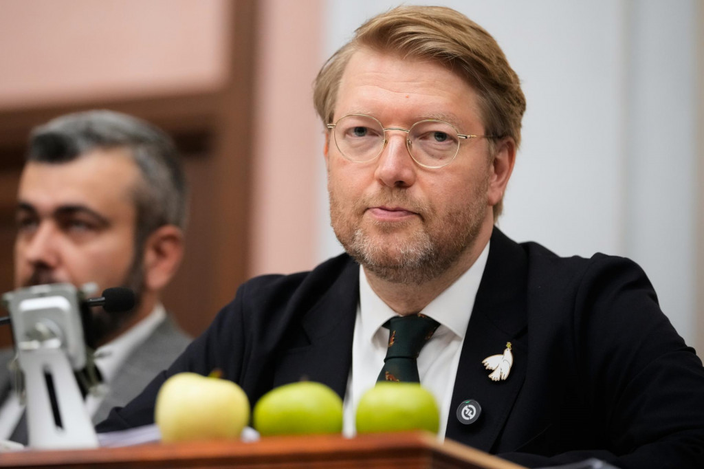 L&iacute;der liber&aacute;lnej strany Jabloko Nikolaj Rybakov (vpravo) sed&iacute; v s&uacute;dnej sieni Najvy&scaron;&scaron;ieho s&uacute;du v Moskve, ktor&yacute; začal posudzovať n&aacute;vrh na vyl&uacute;čenie tejto strany zo septembrov&yacute;ch volieb do &Scaron;t&aacute;tnej dumy, dolnej komory rusk&eacute;ho parlamentu v pondelok 10. augusta 2026.FOTO TASR/AP