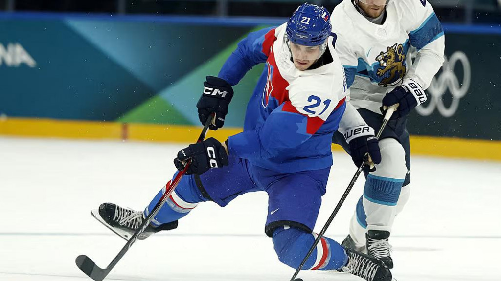 Slovensk&yacute; &uacute;točn&iacute;k Adam Ružička sa pok&uacute;&scaron;a odohrať puk v dueli s F&iacute;nskom. FOTO: Reuters