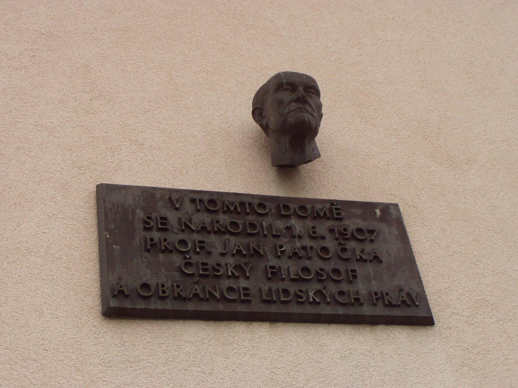 Pam&auml;tn&aacute; doska na rodnom dome česk&eacute;ho filozofa J&aacute;na Patočku v Turnove. Dnes na jeho mieste stoj&iacute; &scaron;peci&aacute;lna &scaron;kola. FOTO: Wikimedia commons