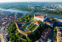 Na sn&iacute;mke je leteck&yacute; pohľad na Bratislavu.

FOTO: Shutterstock