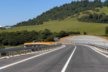 Spr&aacute;va o hodnoten&iacute; sa bude t&yacute;kať viac ako 70 kilometrov novej diaľnice. FOTO: TASR/Lenka Hanesov&aacute;