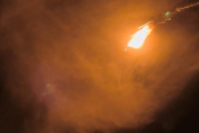 Č&iacute;nska raketa Dlh&yacute; pochod 7A sa zrejme rozpadla po tom, čo explodovala počas &scaron;tartu z vesm&iacute;rneho &scaron;tartovacieho rampy Wenchang. FOTO: Reuters