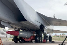Rusk&iacute; vojaci pripevňuj&uacute; hypersonick&uacute; strelu Kinžal na st&iacute;hačku MiG-31 počas cvičenia jadrov&yacute;ch s&iacute;l na nezverejnenom mieste v Rusku. FOTO: Reuters