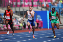 &Scaron;vajčiar Timoth&eacute; Mumenthaler, Slov&aacute;k J&aacute;n Volko a Portugalčan Delvis Santos počas rozbehu č. 3 v behu mužov na 100 metrov. FOTO: Reuters