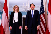 Rak&uacute;ska ministerka zahraničn&yacute;ch vec&iacute; Beate Meinl-Reisingerov&aacute; a &scaron;&eacute;f americkej diplomacie Marco Rubio. FOTO: TASR/AP