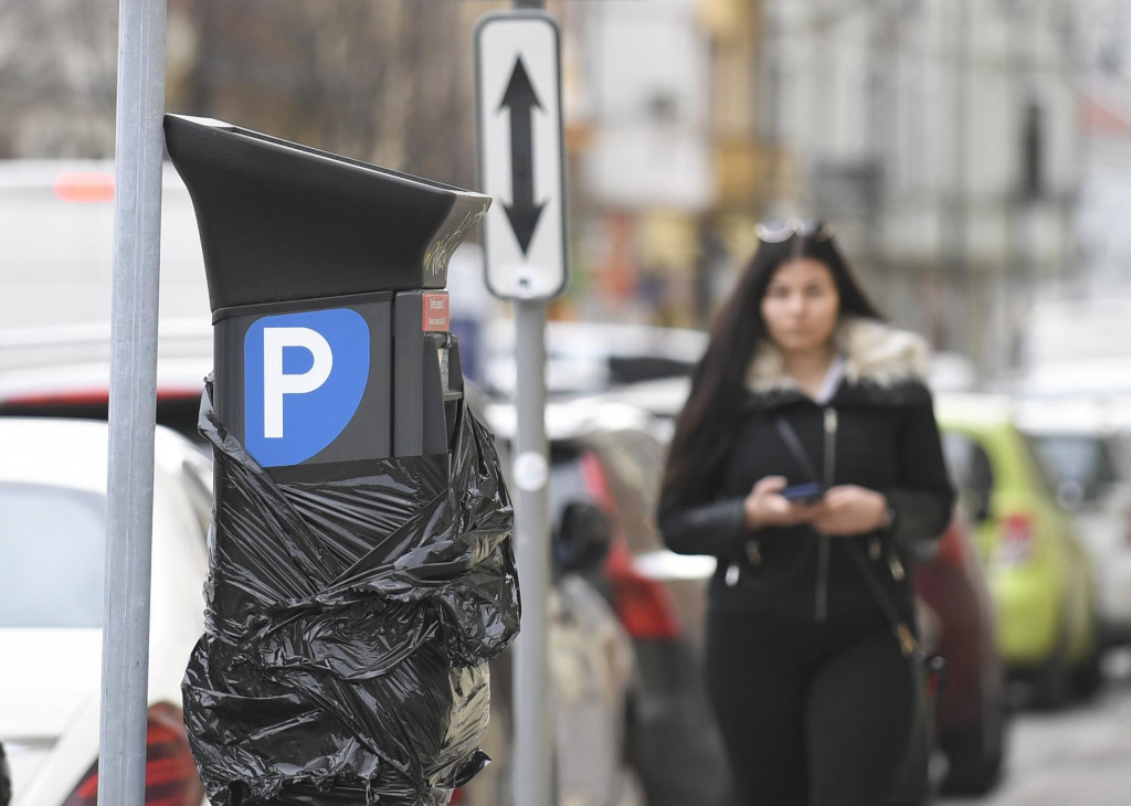 Odstaven&yacute; a zabalen&yacute; parkovac&iacute; automat v čiernej f&oacute;lii. FOTO: TASR