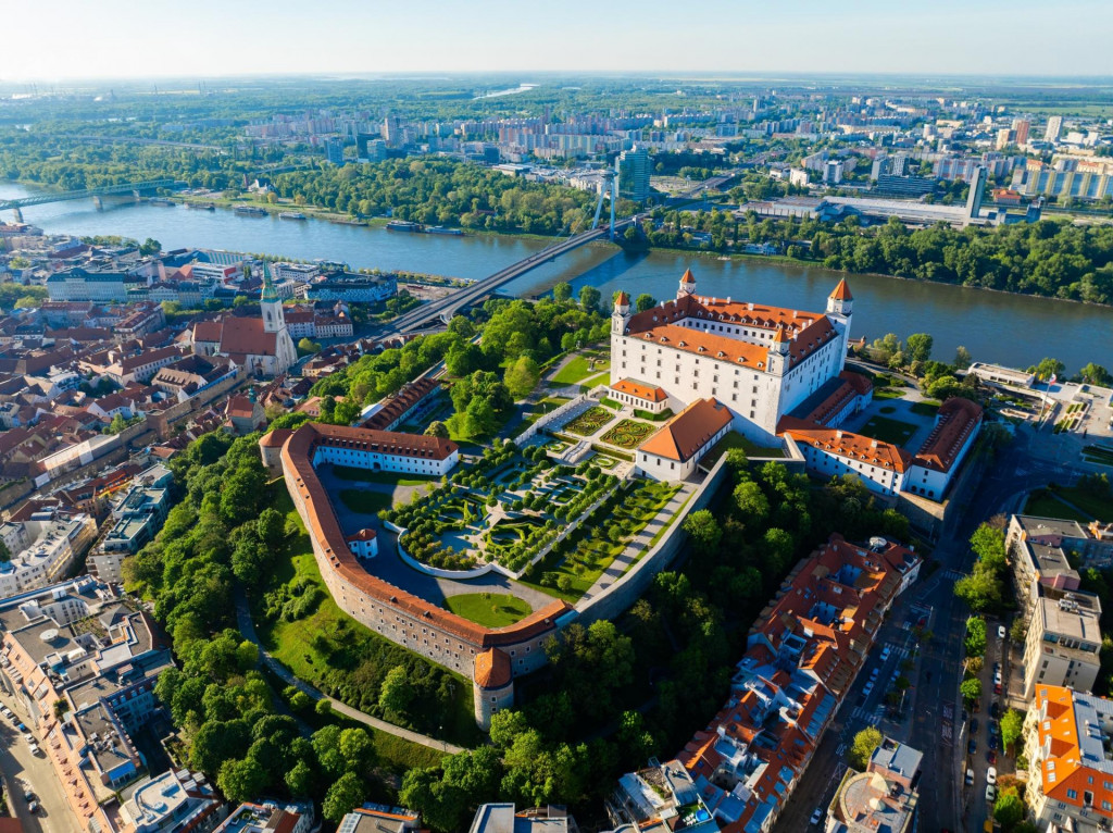 Na sn&iacute;mke je leteck&yacute; pohľad na Bratislavu.

FOTO: Shutterstock