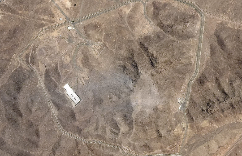 Vlani v j&uacute;ni Izrael a Spojen&eacute; &scaron;t&aacute;ty počas takzvanej 12-dňovej vojny proti Ir&aacute;nu za&uacute;točili okrem in&eacute;ho na jadrov&eacute; zariadenia vo Forde, Natanze a Isfah&aacute;ne. FOTO: Planet Labs PBC, AP