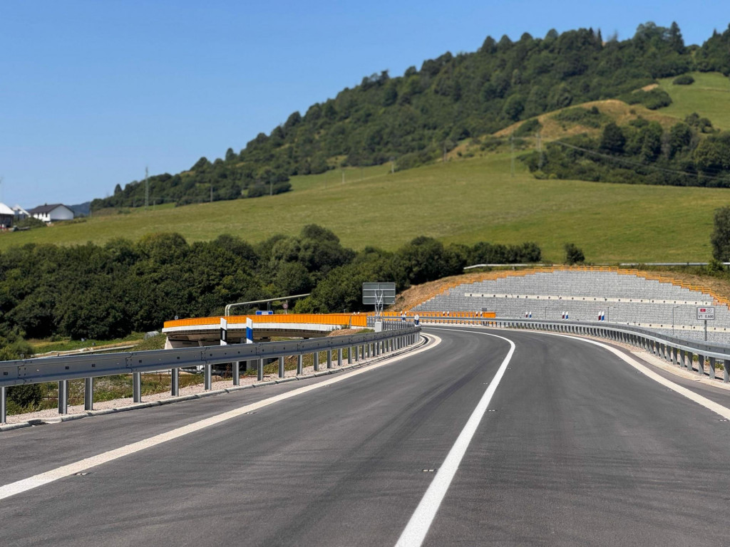 Spr&aacute;va o hodnoten&iacute; sa bude t&yacute;kať viac ako 70 kilometrov novej diaľnice. FOTO: TASR/Lenka Hanesov&aacute;