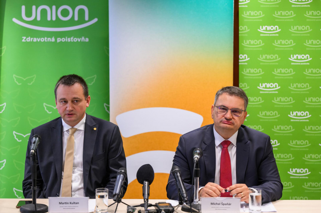 Na sn&iacute;mke zľava gener&aacute;lny riaditeľ a predseda predstavenstva ZP D&ocirc;vera Martin Kultan a gener&aacute;lny riaditeľ a predseda predstavenstva ZP Union Michal &Scaron;paň&aacute;r.