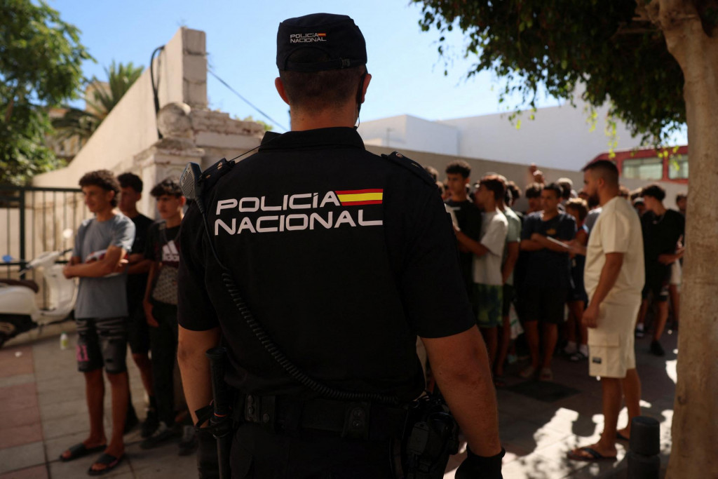 Občianska garda potvrdila, že zachr&aacute;nila dve obete a ďal&scaron;&iacute;m &scaron;tyrom malolet&yacute;m zabr&aacute;nila v opusten&iacute; Kan&aacute;rskych ostrovov. FOTO: REUTERS