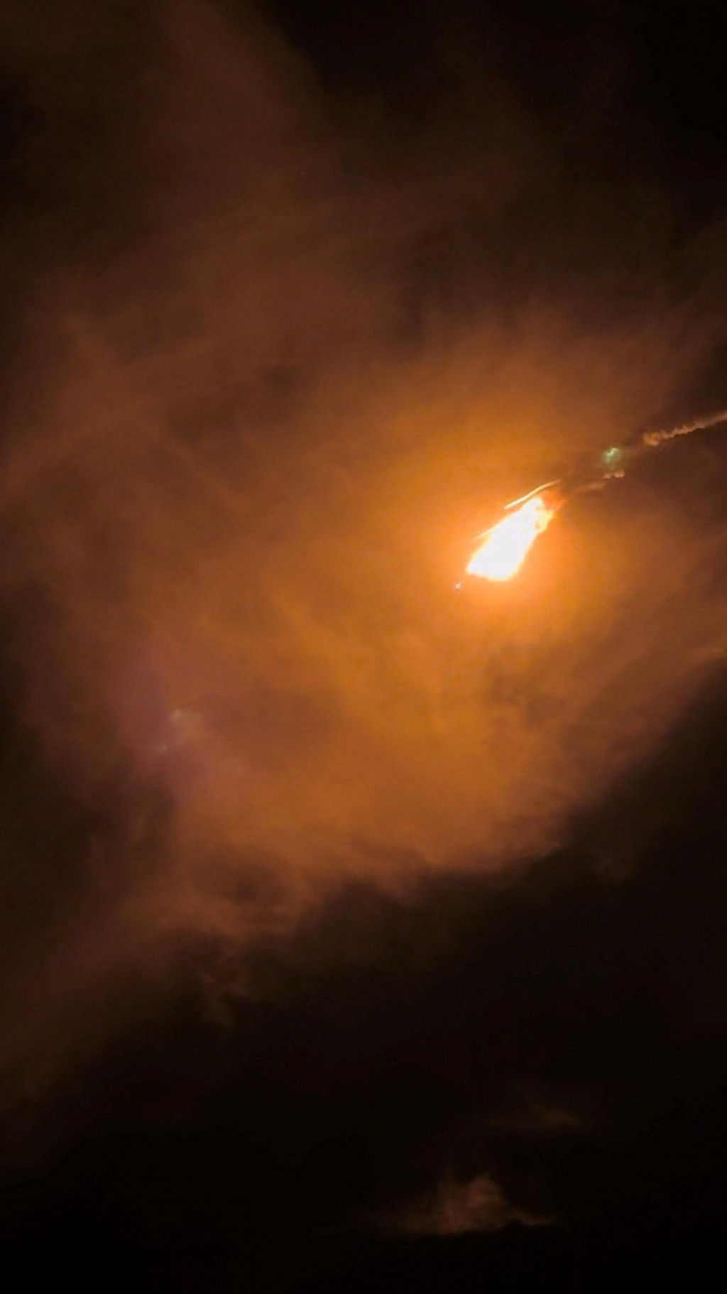 Č&iacute;nska raketa Dlh&yacute; pochod 7A sa zrejme rozpadla po tom, čo explodovala počas &scaron;tartu z vesm&iacute;rneho &scaron;tartovacieho rampy Wenchang. FOTO: Reuters
