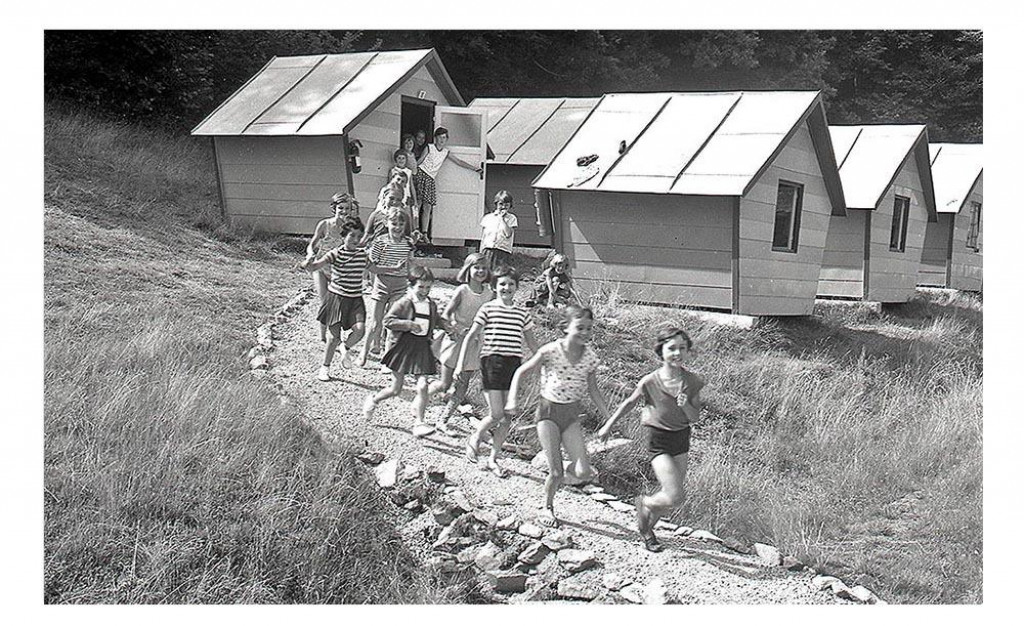 Tieto deti valcovačov, zlievačov, vysokopeciarov a ostatn&yacute;ch pracovn&iacute;kov hutn&iacute;ckeho kombin&aacute;tu V&yacute;chodoslovensk&yacute;ch železiarn&iacute; tr&aacute;vili v roku 1966 pr&aacute;zdniny v rekreačnom stredisku kombin&aacute;tu v Zlatej Idke.