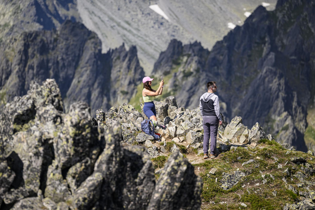 Na sn&iacute;mke z j&uacute;na 2026 si turisti fotia vrchy na Lomnickom sedle vo Vysok&yacute;ch Tatr&aacute;ch. FOTO: TASR/M. Sv&iacute;tok