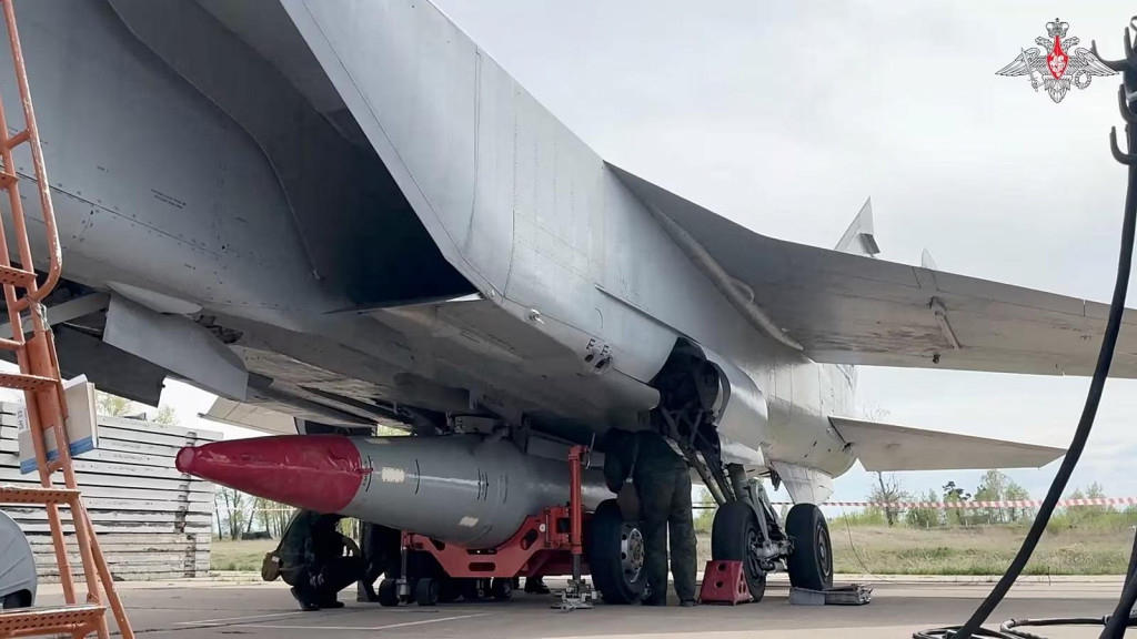 Rusk&iacute; vojaci pripevňuj&uacute; hypersonick&uacute; strelu Kinžal na st&iacute;hačku MiG-31 počas cvičenia jadrov&yacute;ch s&iacute;l na nezverejnenom mieste v Rusku. FOTO: Reuters