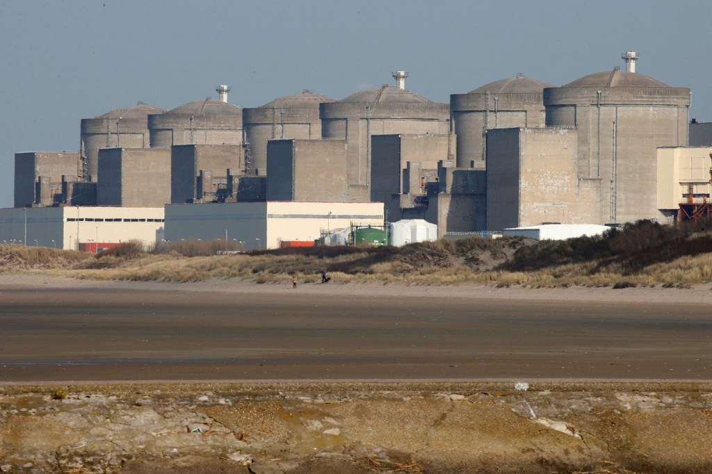 At&oacute;mov&aacute; elektr&aacute;reň Gravelines oproti pl&aacute;ži v Petit Fort Philippe v severnom Franc&uacute;zsku. FOTO: Reuters