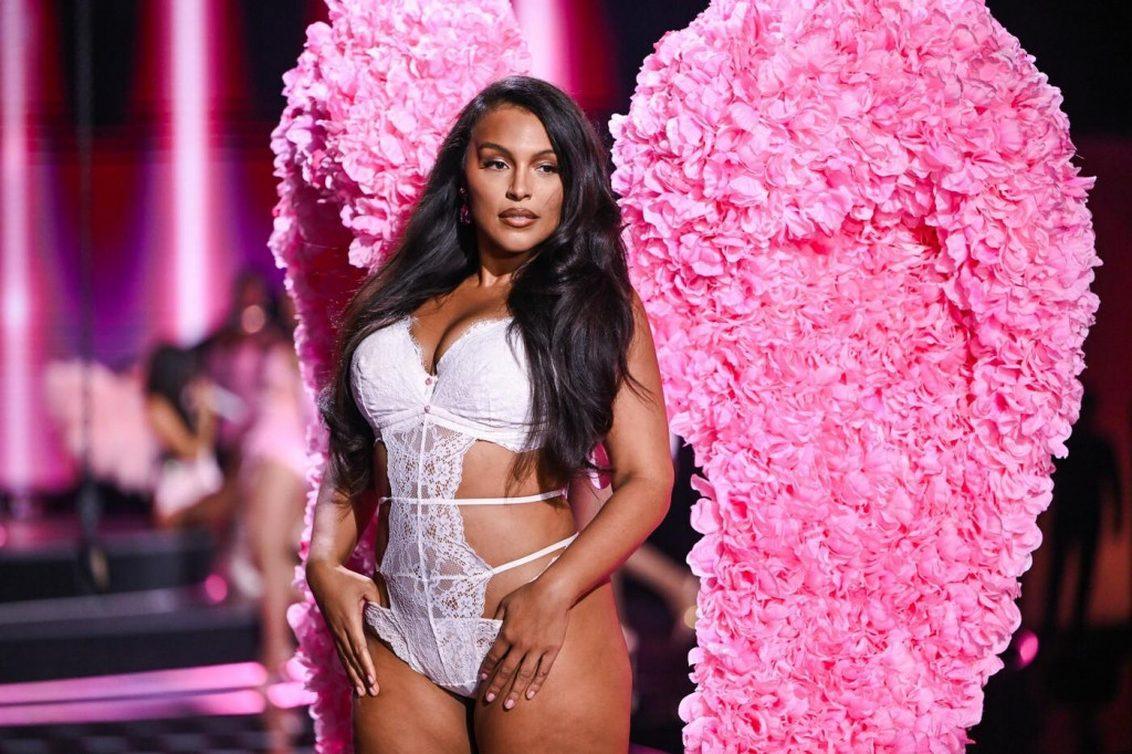 Paloma Elsesser na prehliadke Victoria&lsquo;s Secret.