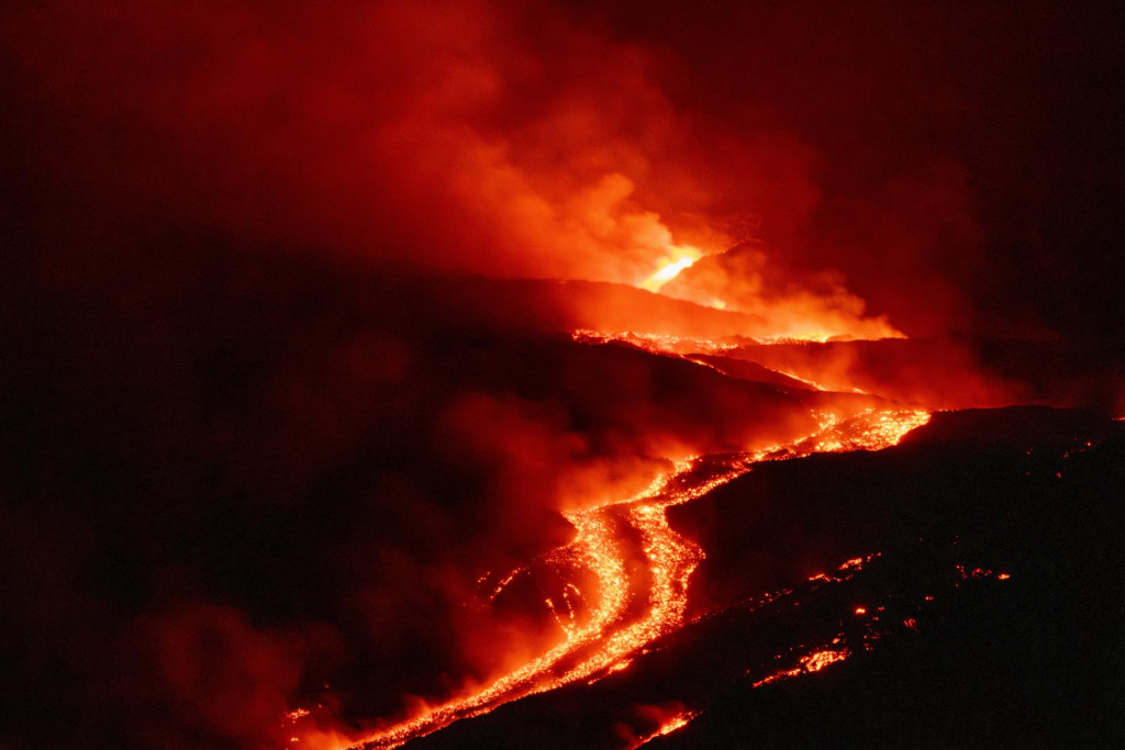 Etna, najv&auml;č&scaron;ia akt&iacute;vna sopka v Eur&oacute;pe, chŕli l&aacute;vu na juhotalianskom ostrove Sic&iacute;lia neďaleko Catanie. FOTO: TASR/AP