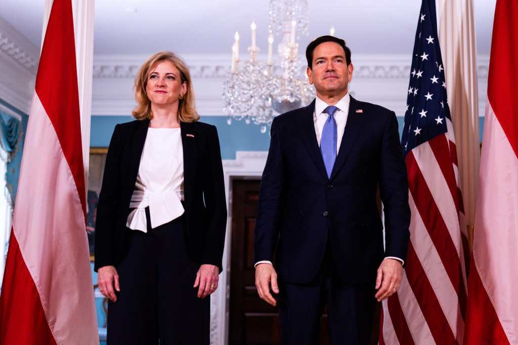 Rak&uacute;ska ministerka zahraničn&yacute;ch vec&iacute; Beate Meinl-Reisingerov&aacute; a &scaron;&eacute;f americkej diplomacie Marco Rubio. FOTO: TASR/AP