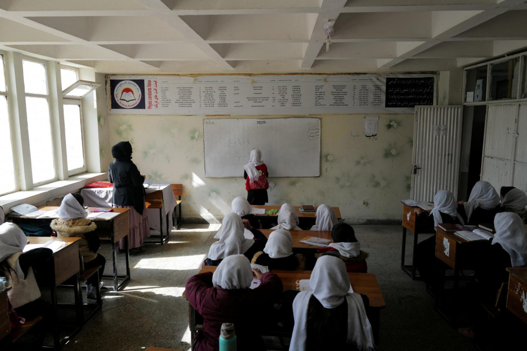 Talibansk&eacute; &uacute;rady umožňuj&uacute; dievčat&aacute;m len z&aacute;kladn&eacute; vzdelanie, čo od&ocirc;vodňuj&uacute; svojou interpret&aacute;ciou islamsk&eacute;ho pr&aacute;va. FOTO: REUTERS