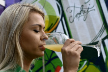 N&aacute;v&scaron;tevn&iacute;čka ochutn&aacute;va burčiak vo vin&aacute;rsk&yacute;ch dvoroch v obci Čerhov v okrese Trebi&scaron;ov. FOTO: TASR/R. Hanc