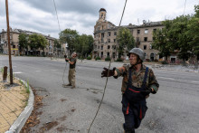 Pr&iacute;slu&scaron;n&iacute;ci ukrajinsk&yacute;ch ozbrojen&yacute;ch s&iacute;l opravuj&uacute; siete proti dronom v meste Družkivka. FOTO: Reuters/Ukrajinsk&eacute; ozbrojen&eacute; sily