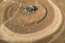 Pohľad z dronu ukazuje vyprahnut&eacute; tr&aacute;vnat&eacute; porasty okolo starovek&eacute;ho kamenn&eacute;ho kruhu Stonehenge. FOTO: Reuters