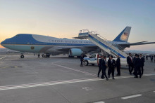 Trump v utorok potvrdil, že lietadlo na posledn&uacute; chv&iacute;ľu tajne zmenil. Tvrdil ale, že stroj, ktor&yacute;m nakoniec odletel, bol zraniteľnej&scaron;&iacute; ako Air Force One. FOTO: REUTERS