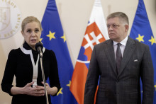 Na sn&iacute;mke predseda vl&aacute;dy Robert a ministerka hospod&aacute;rstva Denisa Sakov&aacute;.

FOTO: TASR/ M. Baumann