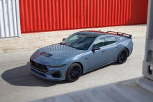 Ford Mustang m&aacute; pr&iacute;sť aj ako &scaron;tvordverov&yacute; sedan. (AI vizualiz&aacute;cia)
