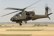 Vrtuľn&iacute;k AH-64 Apache. FOTO: U. S. Army/Tech. Sgt. Andy Dunaway