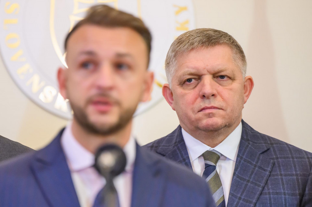 Minister vn&uacute;tra SR Mat&uacute;&scaron; &Scaron;utaj E&scaron;tok (Hlas-SD) a predseda vl&aacute;dy SR Robert Fico (Smer-SD). FOTO TASR