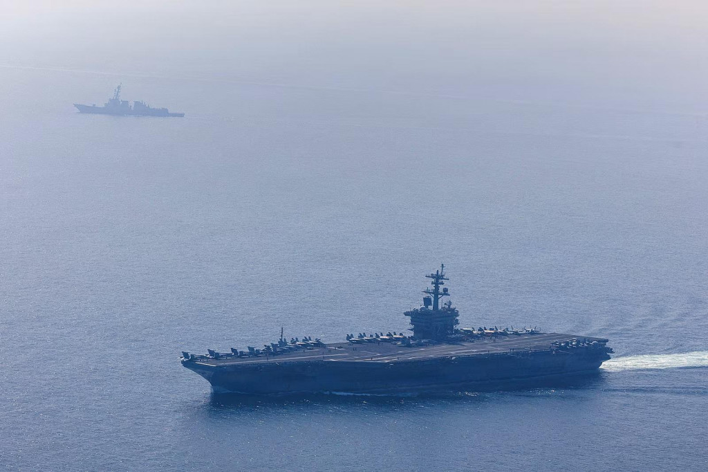 Americk&aacute; lietadlov&aacute; loď USS Abraham Lincoln na čele &uacute;točnej skupiny v Arabskom mori. FOTO: Reuters