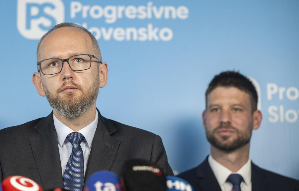 Vľavo spolupracovn&iacute;k PS v oblasti bezpečnosti Peter B&aacute;tor, napravo &scaron;&eacute;f hnutia Michal &Scaron;imečka. FOTO: TASR/Martin Baumann